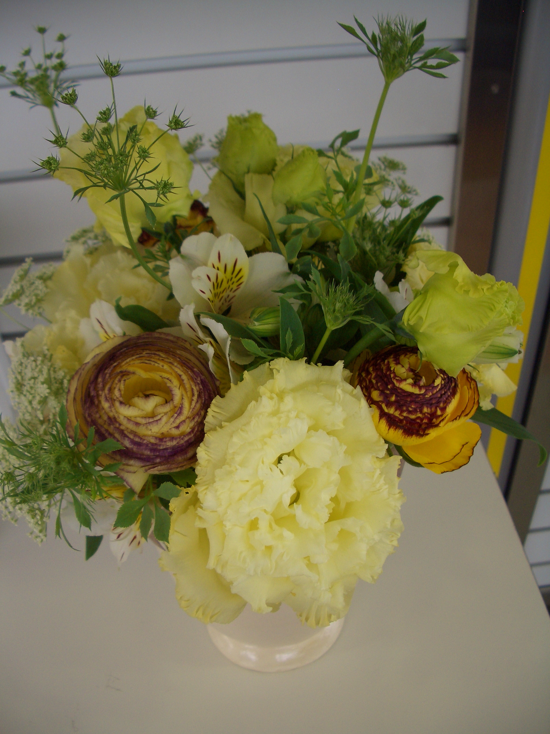 ショールームを彩るお花を