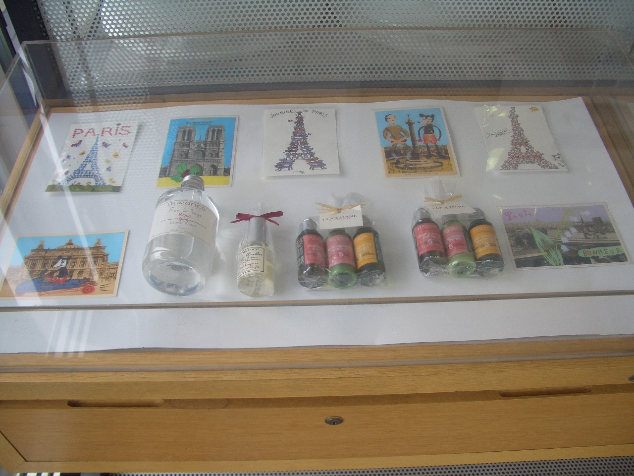 ショーケースの模様替え