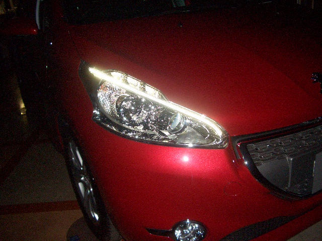 夜の　PEUGEOT 208