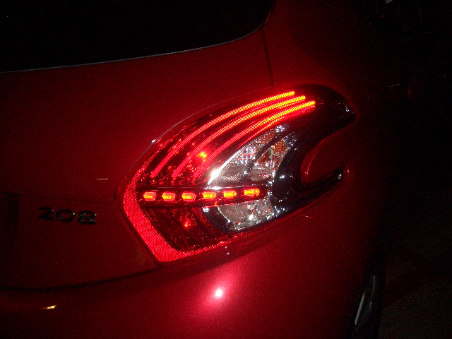 夜の　PEUGEOT 208