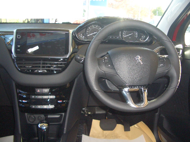 PEUGEOT 208 デビュー