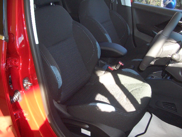 PEUGEOT 208 デビュー