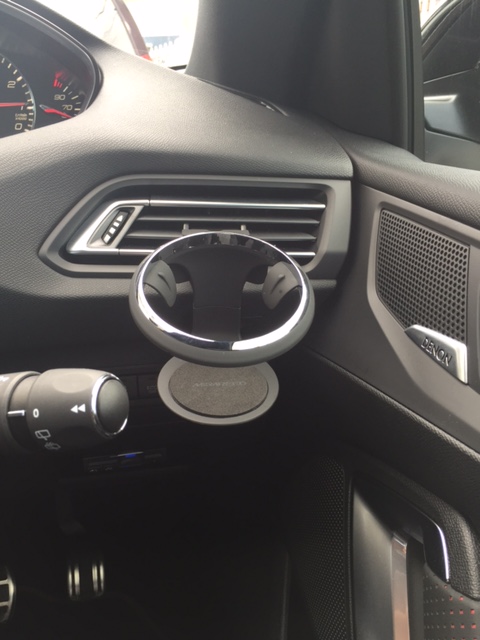 プジョー308にドリンクホルダー