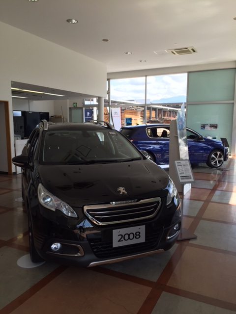 プジョー甲府　ショールーム展示車入れ替え！